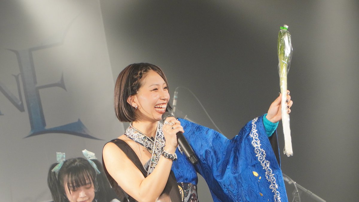 tanutanu55go's tweet image. #HAGANE #凪希 さん
この長ネギ、トートバッグにいれてくださいね。

全剣士
はい、承知しました！
次のグッズはHAGANEロゴ入り土鍋でお願いします。トートバッグで具材入れて帰ります。