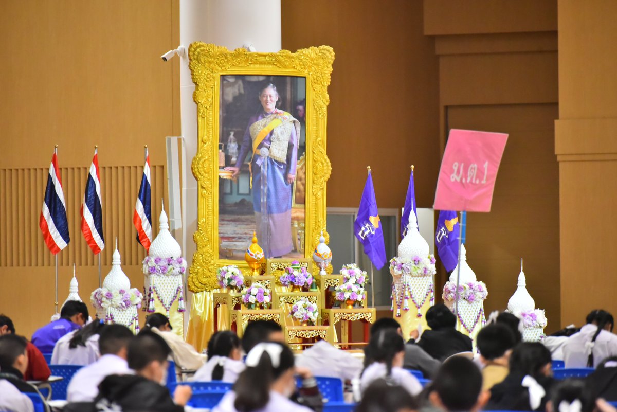 Psanitwong's tweet photo. ‘กรมสมเด็จพระเทพฯ’พระราชทานโล่รางวัลชนะเลิศ โครงการตอบปัญหาธรรมะ‘ทางก้าวหน้า’ครั้งที่ 43 ผู้ร่วมเข้า 6.6 แสนกว่าคน จากสถานศึกษา 3,269 แห่ง

20 ธันวาคม พ.ศ. 2568 พระครูสมุห์ธานินทร์ ปุญฺญนนฺโท ผู้ช่วยเจ้าอาวาสวัดพระธรรมกาย ผู้อำนวยการสถาบันพัฒนาเยาวชนโลก เป็นประธานสงฆ์ ในพิธีมอบโล่พระราชทานสมเด็จพระกนิษฐาธิราชเจ้า กรมสมเด็จพระเทพรัตนราชสุดาฯ สยามบรมราชกุมารี โล่เกียรติยศ เกียรติบัตร และทุนการศึกษา ในโครงการตอบปัญหาธรรมะ “ทางก้าวหน้า” ครั้งที่ 43  โดยรอบชิงชนะเลิศระดับชาติ จัดโดย ชมรมพุทธศาสตร์สากล (ชพส.) ร่วมกับสมาคมพุทธศาสตร์สากล ชมรมพุทธศาสตร์ สถาบันอุดมศึกษา 34 แห่ง และวัดพระธรรมกาย