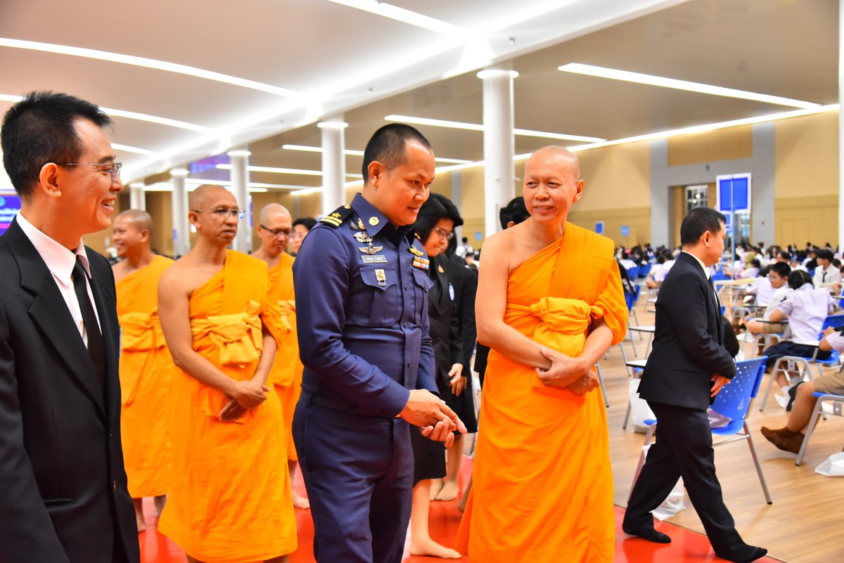 Psanitwong's tweet photo. ‘กรมสมเด็จพระเทพฯ’พระราชทานโล่รางวัลชนะเลิศ โครงการตอบปัญหาธรรมะ‘ทางก้าวหน้า’ครั้งที่ 43 ผู้ร่วมเข้า 6.6 แสนกว่าคน จากสถานศึกษา 3,269 แห่ง

20 ธันวาคม พ.ศ. 2568 พระครูสมุห์ธานินทร์ ปุญฺญนนฺโท ผู้ช่วยเจ้าอาวาสวัดพระธรรมกาย ผู้อำนวยการสถาบันพัฒนาเยาวชนโลก เป็นประธานสงฆ์ ในพิธีมอบโล่พระราชทานสมเด็จพระกนิษฐาธิราชเจ้า กรมสมเด็จพระเทพรัตนราชสุดาฯ สยามบรมราชกุมารี โล่เกียรติยศ เกียรติบัตร และทุนการศึกษา ในโครงการตอบปัญหาธรรมะ “ทางก้าวหน้า” ครั้งที่ 43  โดยรอบชิงชนะเลิศระดับชาติ จัดโดย ชมรมพุทธศาสตร์สากล (ชพส.) ร่วมกับสมาคมพุทธศาสตร์สากล ชมรมพุทธศาสตร์ สถาบันอุดมศึกษา 34 แห่ง และวัดพระธรรมกาย
