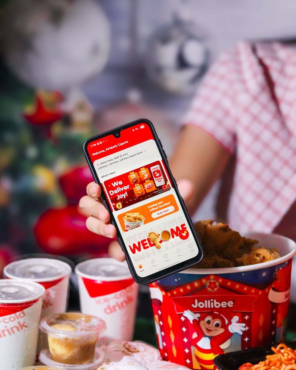khimmy015's tweet photo. Kahit jam-packed ang Holiday season, #BuoAngSAYAngPasko namin thanks to the Jollibee App! Easy, fast, and JOY delivered! 🎄😊🍟✨
#JOYdelivered 
@Jollibee https://t.co/gCTPsYae5l