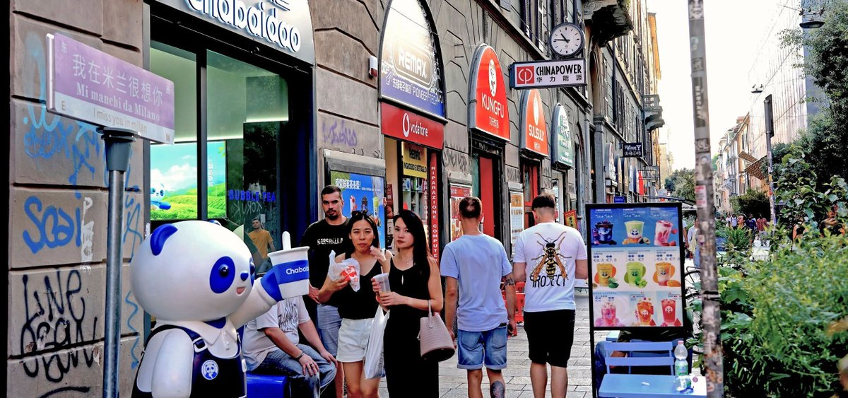 WorldofChinese's tweet image. #Milan’s #Chinatown is at a turning point. 

One of Europe’s oldest Chinatowns, the Sarpi–Canonica district grew out of #Zhejiang migrants who initially started apparel-related businesses and later developed a wholesale hub. Today, rising rents, tourism, and urban policies are…