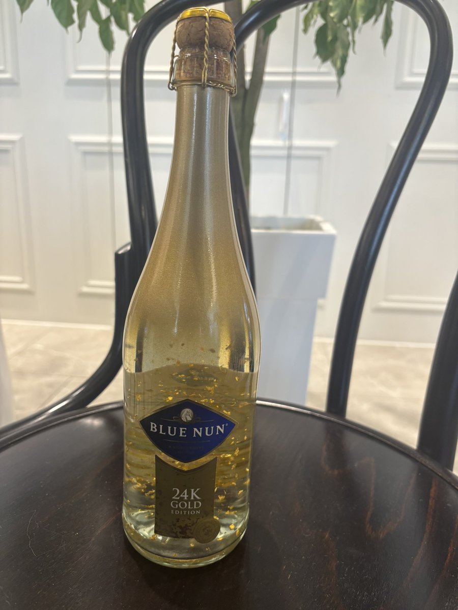 <수상탑의 살인>으로 제41회 한국추리문학상 대상을 수상했습니다.

이번 대상이 제게 앞으로 작가생활에 있어 큰 원동력이 될 것 같아 매우 기쁘고 기대가 됩니다. 시상식 날 또 다른 본격미스터리 장편을 계약했고, <수상탑의 살인> 탐정 규현의 단편집 등 여러 책이 나올 예정입니다. 특수설정