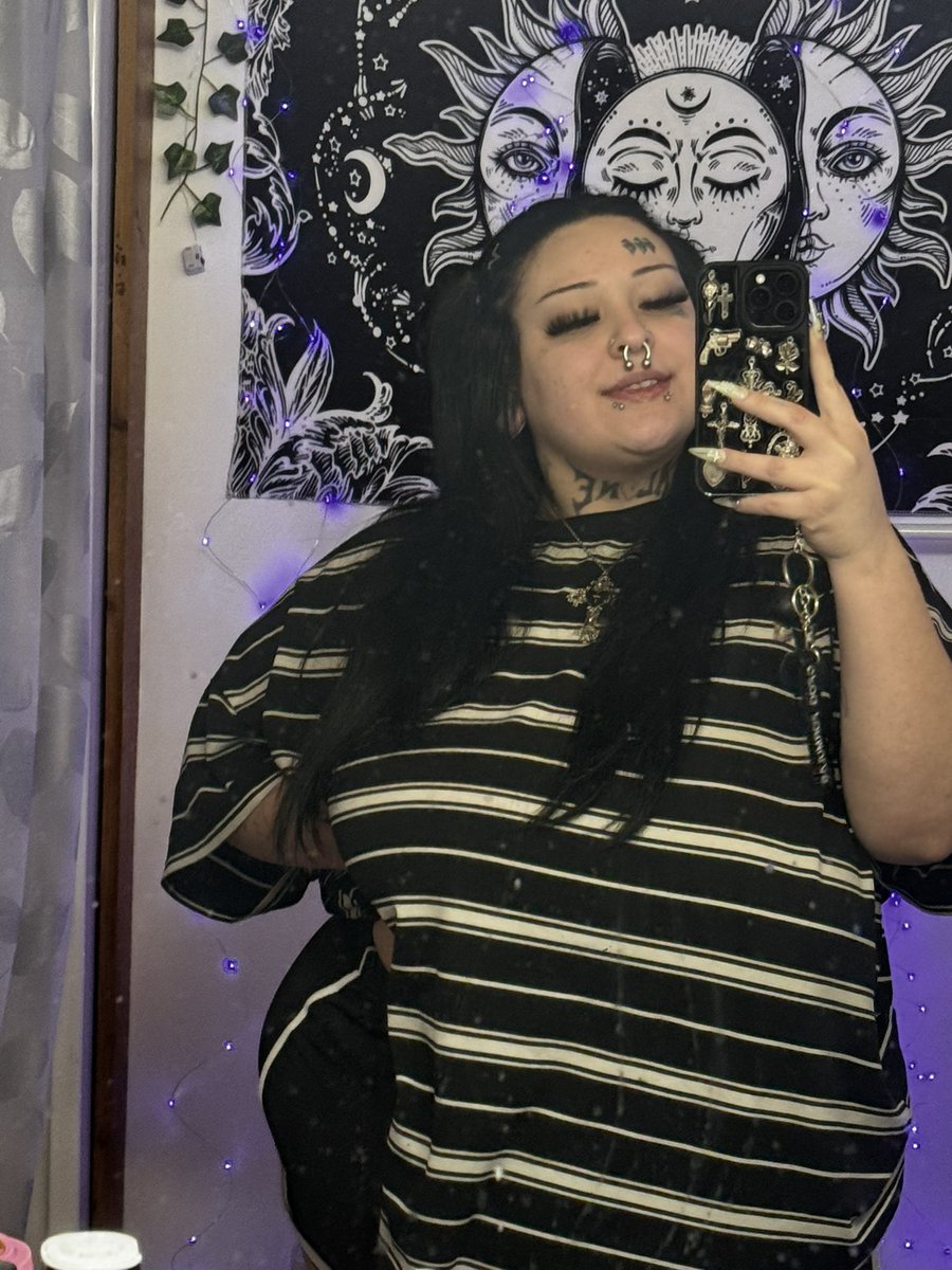 deviltheycry666's tweet image. Happy holidays 💜