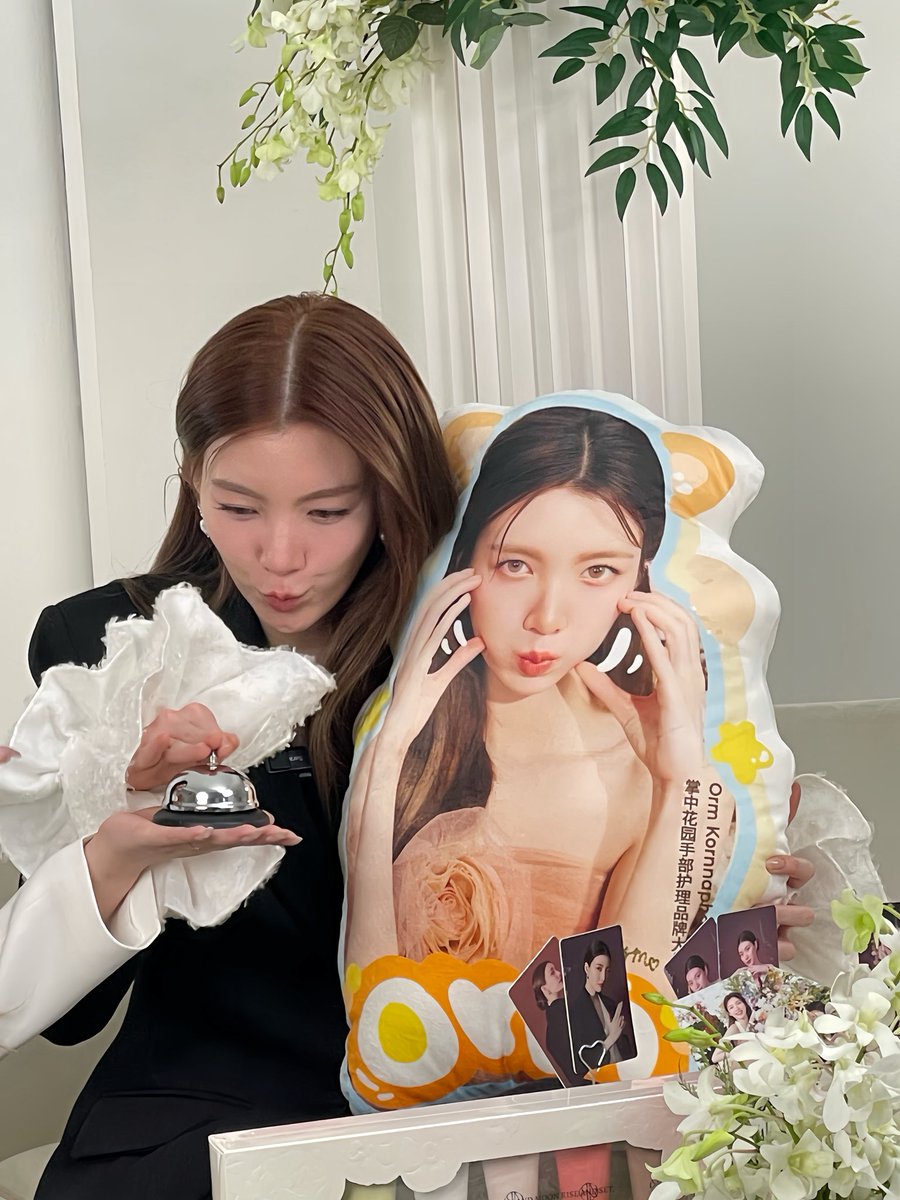 จุ้บเร้กกกก 😚

ORMKORN BA BLOSSOMIN
#BlossominOrmTouchOfBloom
#Ormkornnaphat #ออมกรณ์นภัส