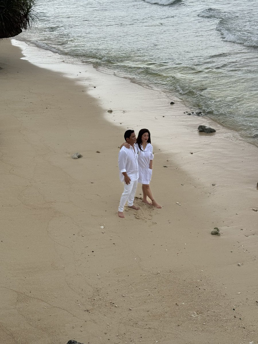 ogiealcasid's tweet photo. Araw araw
Ang pipilliin ko
Ay ikaw lang mahal
Wala ng iba
Ikaw ang lakas
At kahinaan ko
Sa yakap mo 
Ko lang gusto
Wala ng iba
Ikaw lang mahal

Dalawang puso
Na nagkatagpo
pinagbuklod ng may kapal

Sabay nangarap
At nag Sikap
Sabay pa rin sa pagdarasal
At kahit na maaga na tayo matulog
Malabo na ang mata
Nananakit nang mga tuhod

Araw araw
Ang pipilliin ko
Ay ikaw lang mahal
Wala ng iba
Ikaw ang lakas
At kahinaan ko
Sa yakap mo 
Ko lang gusto
Wala ng iba
Ikaw lang mahal

Happy 15th my love! @reginevalcasid ❤️❤️❤️