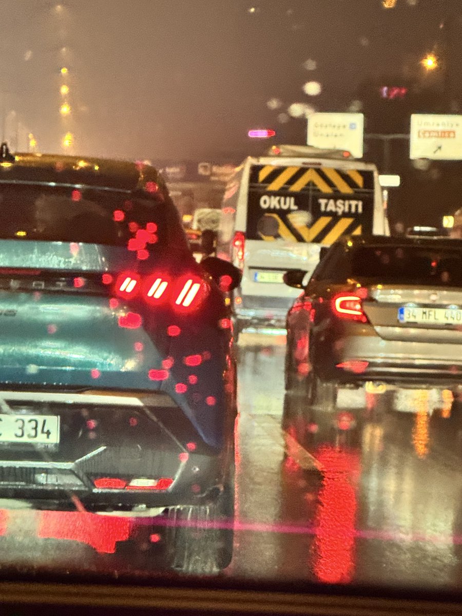 Akıllardaki soru: 

Yapay zeka İstanbul trafiğine de çözüm olur mu acaba? 🤔