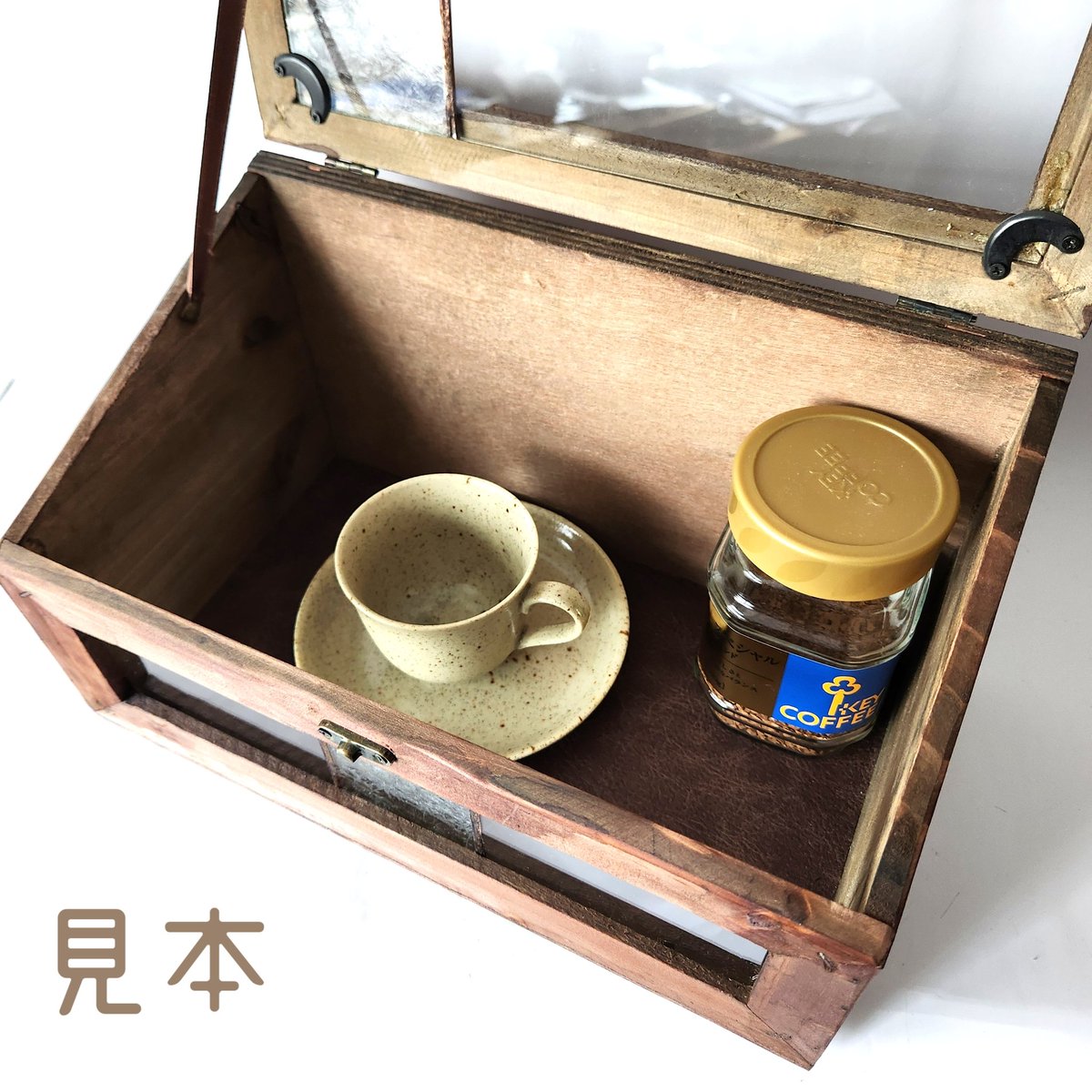 我が家にポインセチアが一株あってとても綺麗なんです✨
お花がある生活ということで今日は紫陽花の作品を載せてみました🎵
お茶やスパイスを入れるのにちょうどいいです！
生活に彩りを✨

#creema
creema.jp/item/19113992/…

#minne
minne.com/items/42716621

#ハンドメイド
#ステンドグラス
#北海道