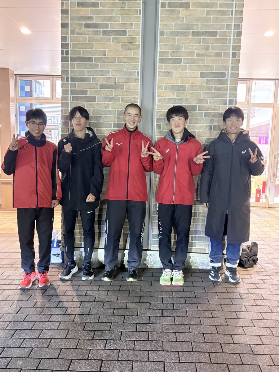kamiina_runsup's tweet photo. 12/20世田谷記録会、5名参加。
PB1名／初レース1名／反省3名。
展開やレースまでのコンディション含め課題の残る結果となりました。
冷たい雨の中、運営の皆様ありがとうございました。
チームメイトの応援に来てたヤマタクに気になっていたことを質問🤔
箱根何区？
じゃなくて
いつ髪切るの？って✂️ https://t.co/GcELl1Lwno