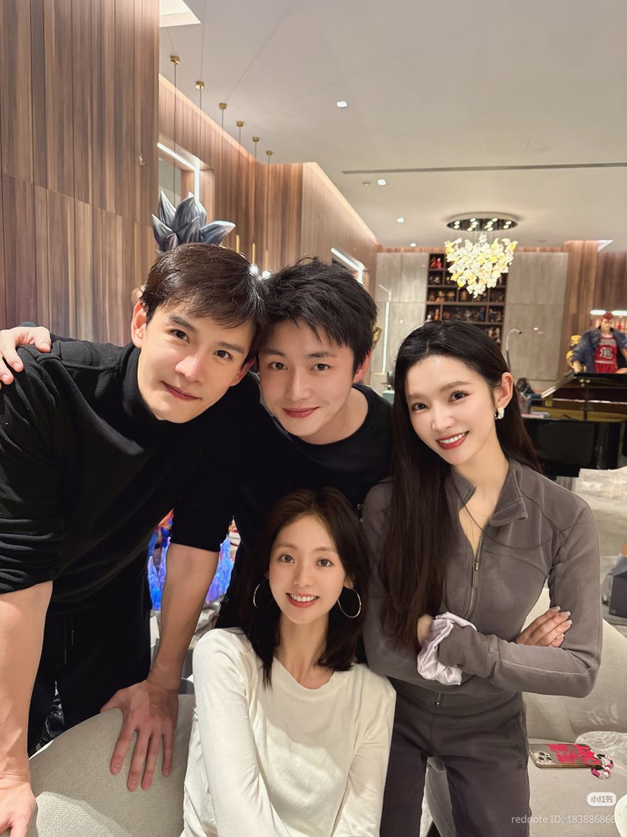 Niita33B's tweet photo. #XingFei shared photos with #LostTrackOfTime casts #JingChao #ZhaiZilu etc. on XHS https://t.co/bp6LIhn0x6