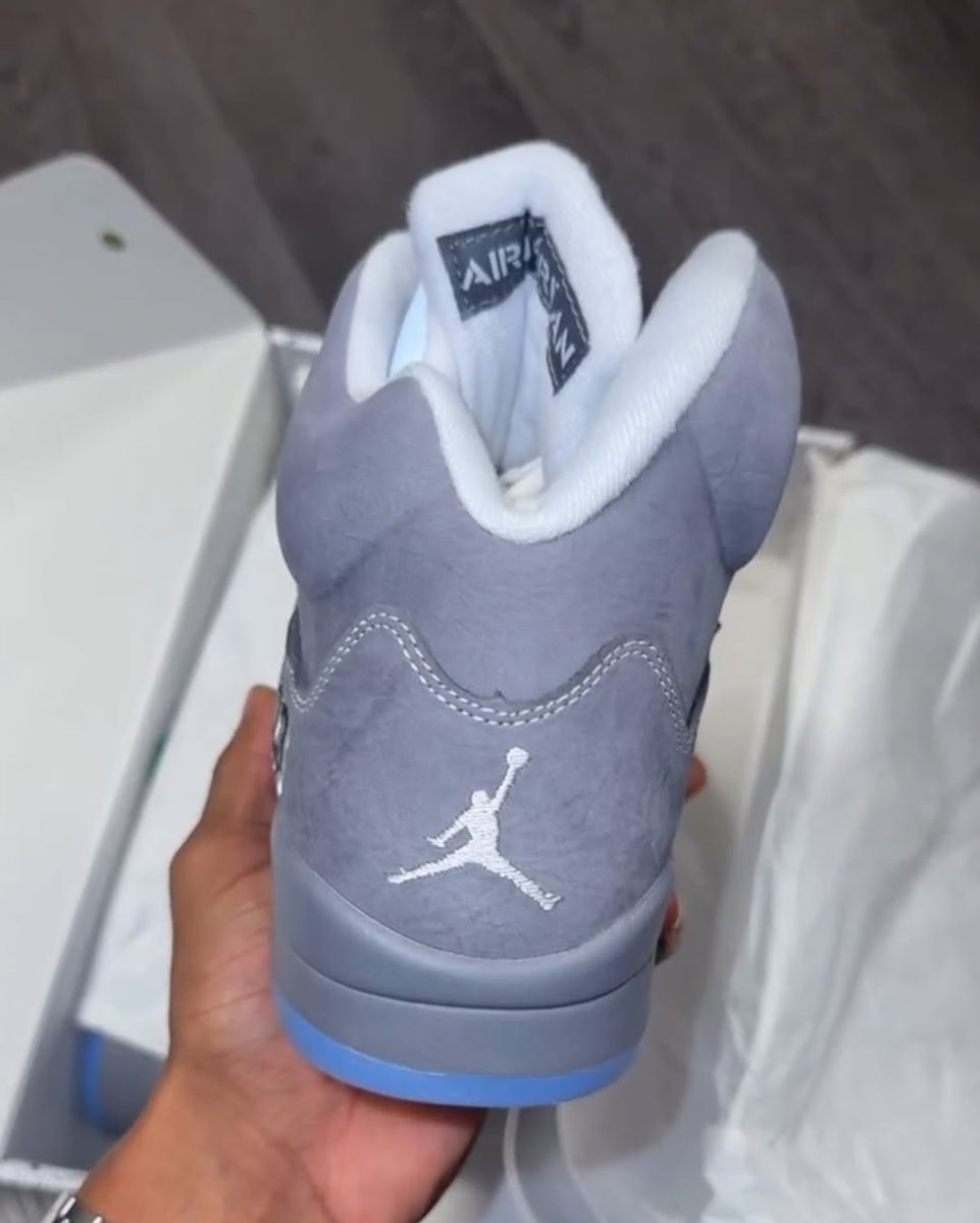 JustFreshKicks's tweet image. IN HAND LOOK: Air Jordan 5 "Wolf Grey" (2026) 🐺 

Details: bit.ly/4lvVM18