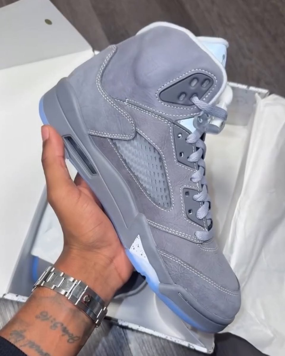 JustFreshKicks's tweet image. IN HAND LOOK: Air Jordan 5 "Wolf Grey" (2026) 🐺 

Details: bit.ly/4lvVM18