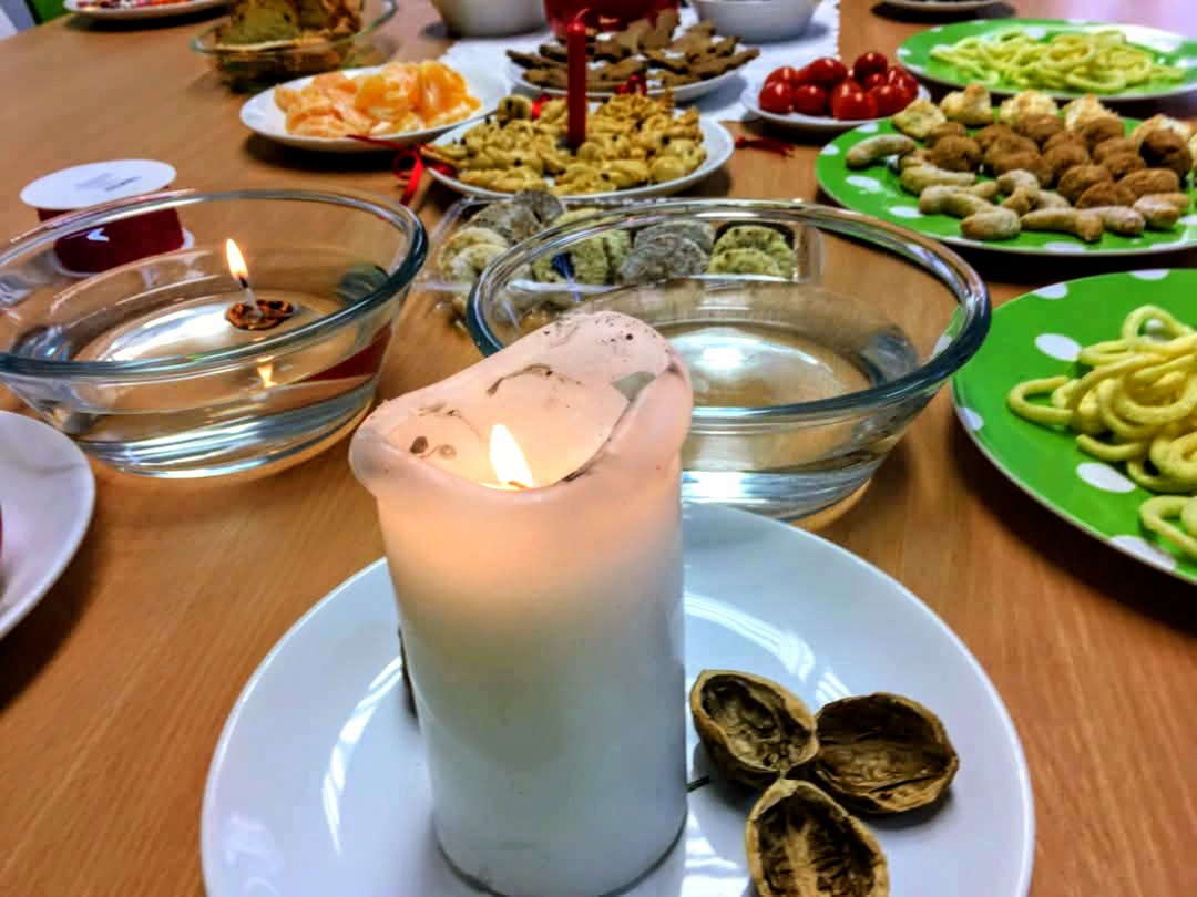 LachnitPetr's tweet photo. Krásný adventní čas 😀✨
V komunitním centru již mají krásně nazdobený stromeček🎄 A i když je to vzhledem k omezenému prostoru, trochu netradiční strom, ozdoby na něm krásně vnikají - a téměř všechny byly vytvořeny seniory.
#senior #pece #vanoce #lachnit #foryou https://t.co/B7e8nwCrux