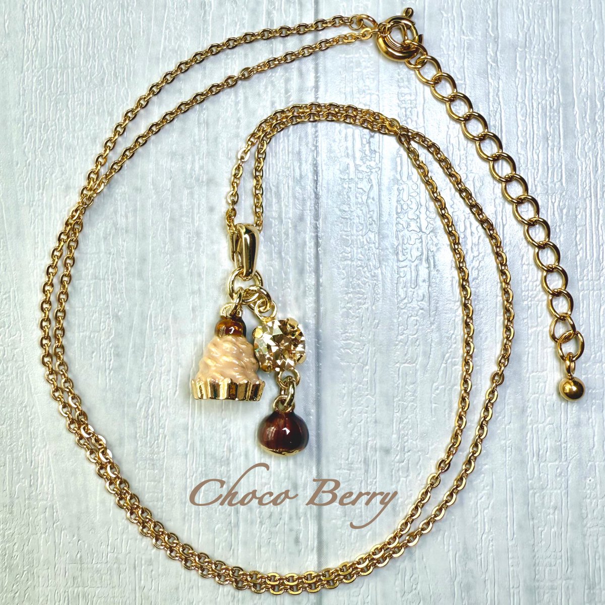 __choco_berry__'s tweet photo. 🌰栗好きさんのために制作
🧁モンブランネックレス🌰
パーツは全て貴和製作所さんのを使用
#ハンドメイドアクセサリー #秋 #栗 
  #ネックレス #貴和製作所 #ChocoBerry https://t.co/oN7o4oR7Xq