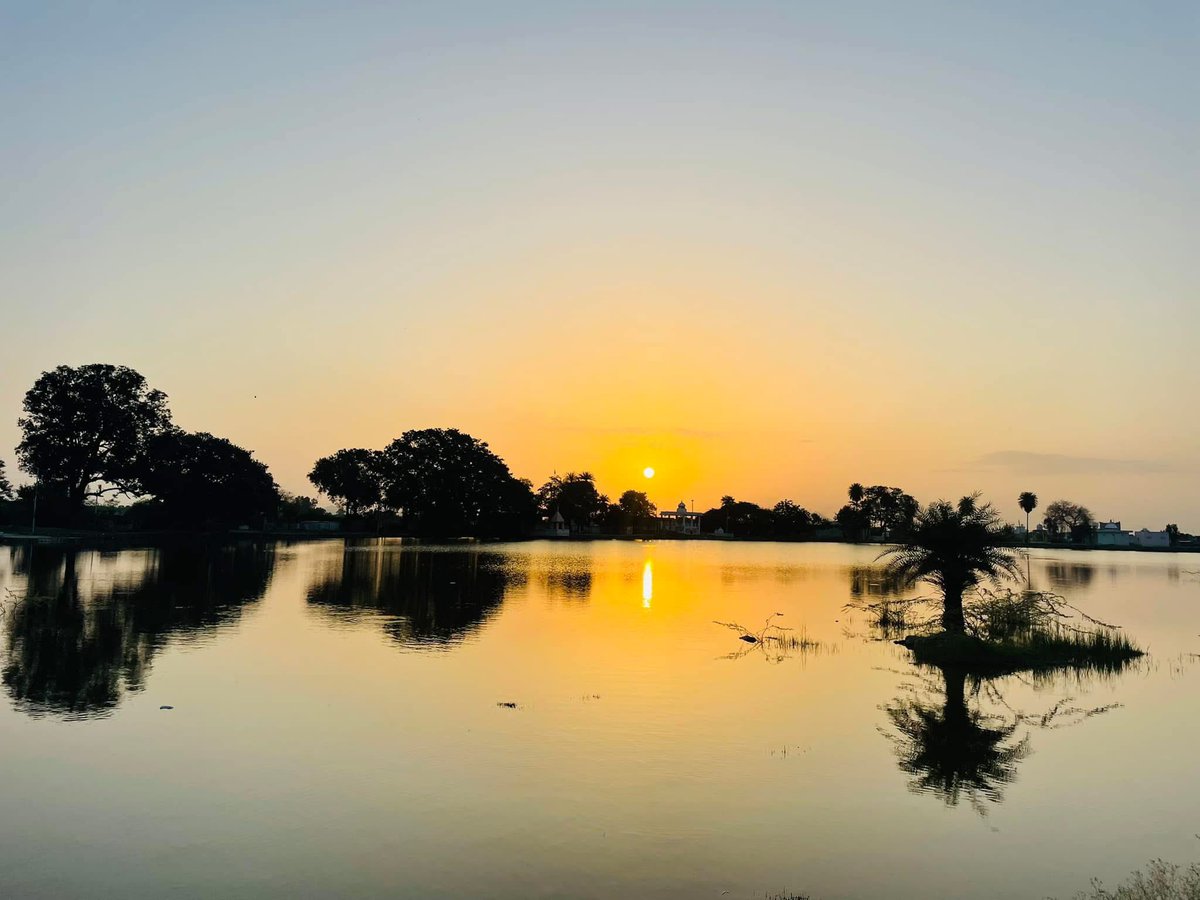 DrRamlal's tweet image. जब हम तब्दीली के लिए लड़ते हैं तो यह याद रहे कि यह मुमकिन है तब्दीली फौरन या हमारी जिंदगी के दौरान ना आए, पर लड़ना लाज़मी है, हम एक तारीखी सिलसिले का हिस्सा हैं।
#socialcause #sunrise #mewad