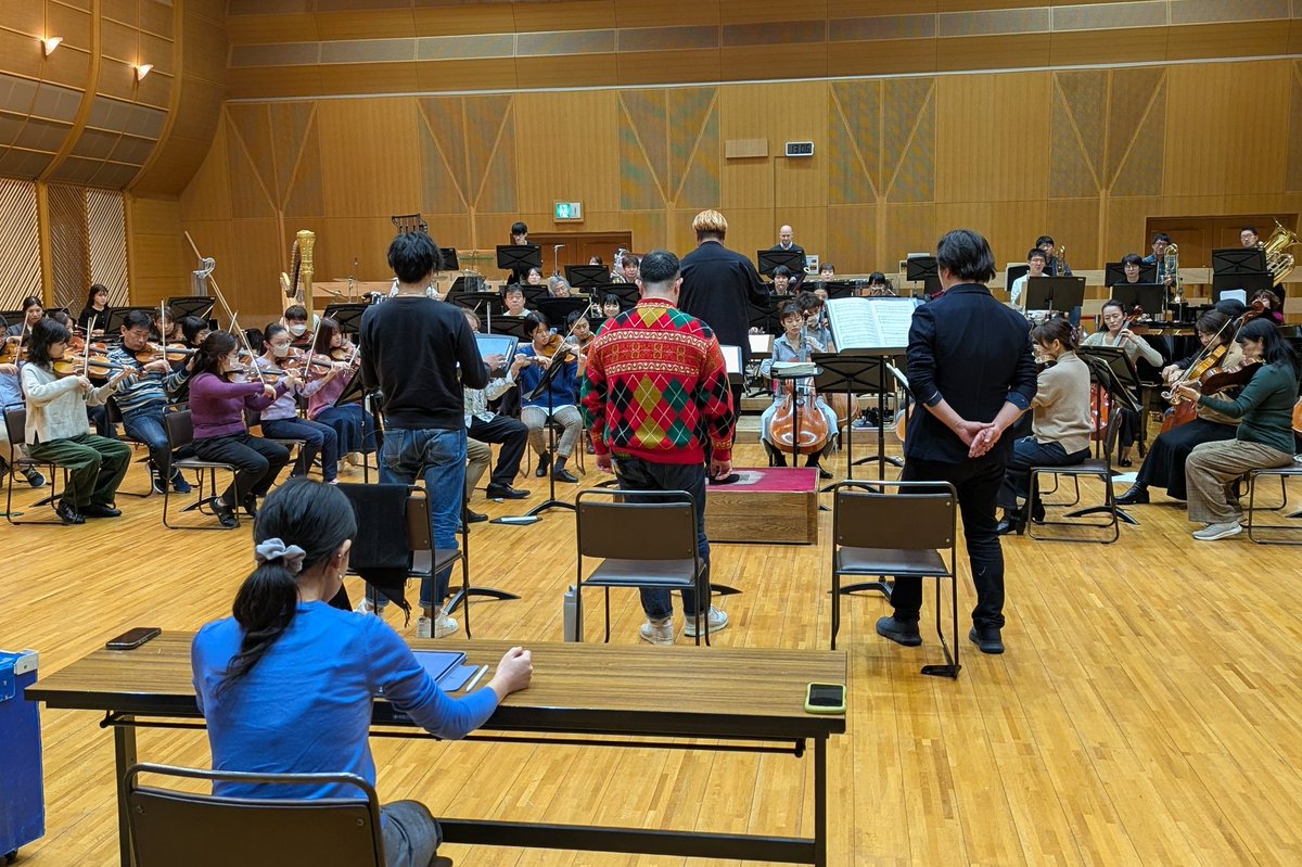 辻博之さんの指揮で、本日のリハーサルが始まりました。それいけ！クラシックの大川博さん、又吉秀樹さん、吉田連さんにお入りいただいて、クリスマスソングメドレー『そりでいけ！クラシック』から。今回のための書き下ろしアレンジ！　編曲の山本清香さんにも立ち会っていただきます。楽しすぎ…！！