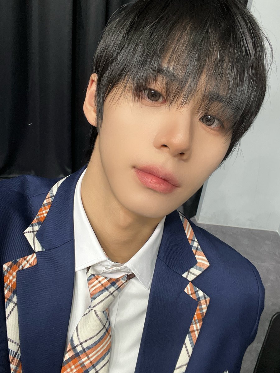 AHOFonWeverse's tweet photo. 251222 | 13:16 KST 
[ 📝 #JEONGWOO wrote a post]

🐶: 볼콕 손가락의 주인공은 누구일까요~? 😉

EN: Who’s the star behind the cheek‑poking finger~? 😉

🔗: https://t.co/rFFjpucj6Q

#AHOF #아홉 #서정우
#seotorage
@AHOF_official https://t.co/4g1z2BS14i
