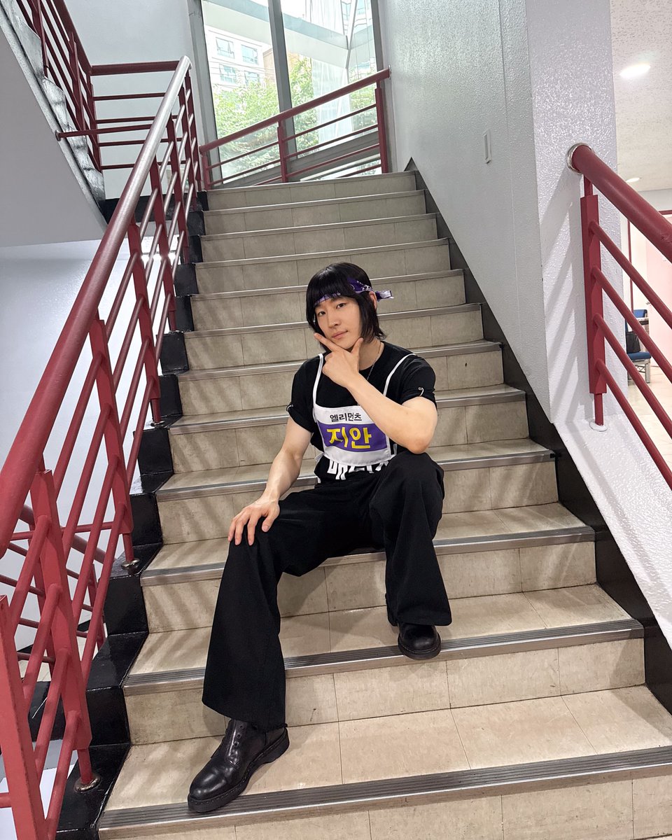 simpforjehoon's tweet image. never thought i'd see jehoon posing on those iconic stairs