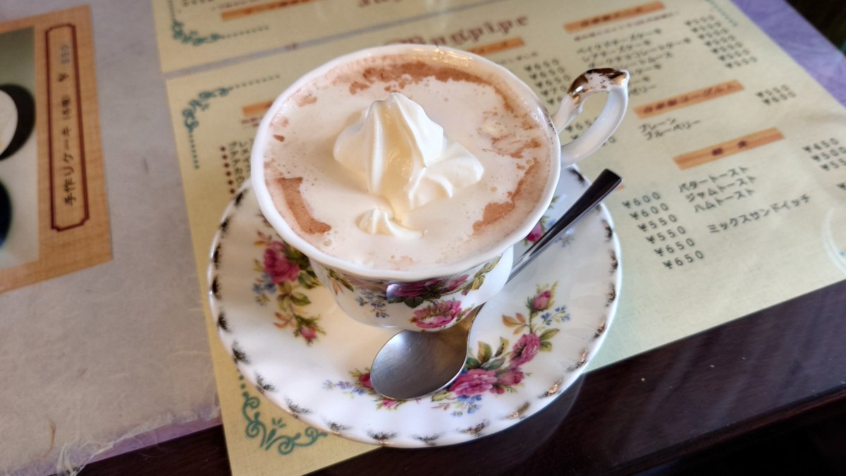 氷菓3話の冒頭の喫茶店。えるたそと同じ席でウインナーココアを頼みました! 