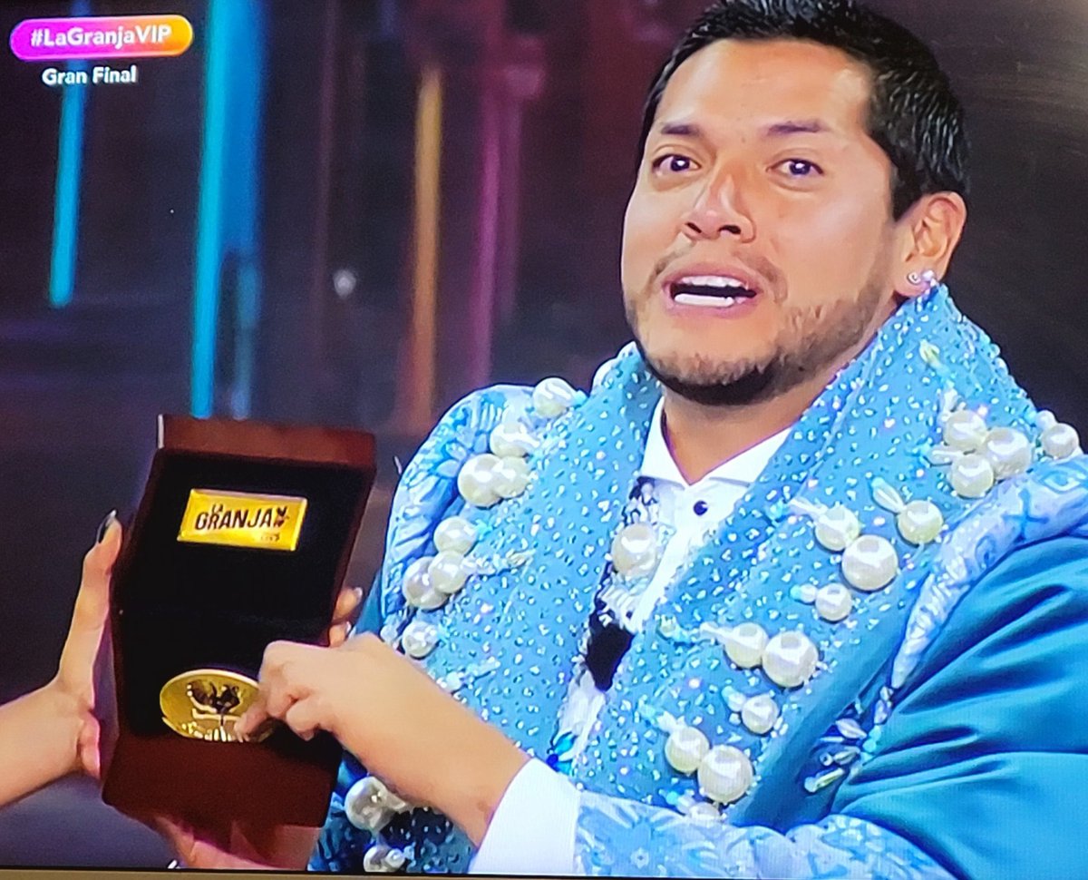 gerardoperry's tweet photo. Esta es la cara de alguien que hizo trampa y que consiguió colarse a la final siendo un mueble, un costal sin gracia, gracias al fraude. #LaGranjaVIPMX #LaGranjaVIP https://t.co/rx8eNXQm68