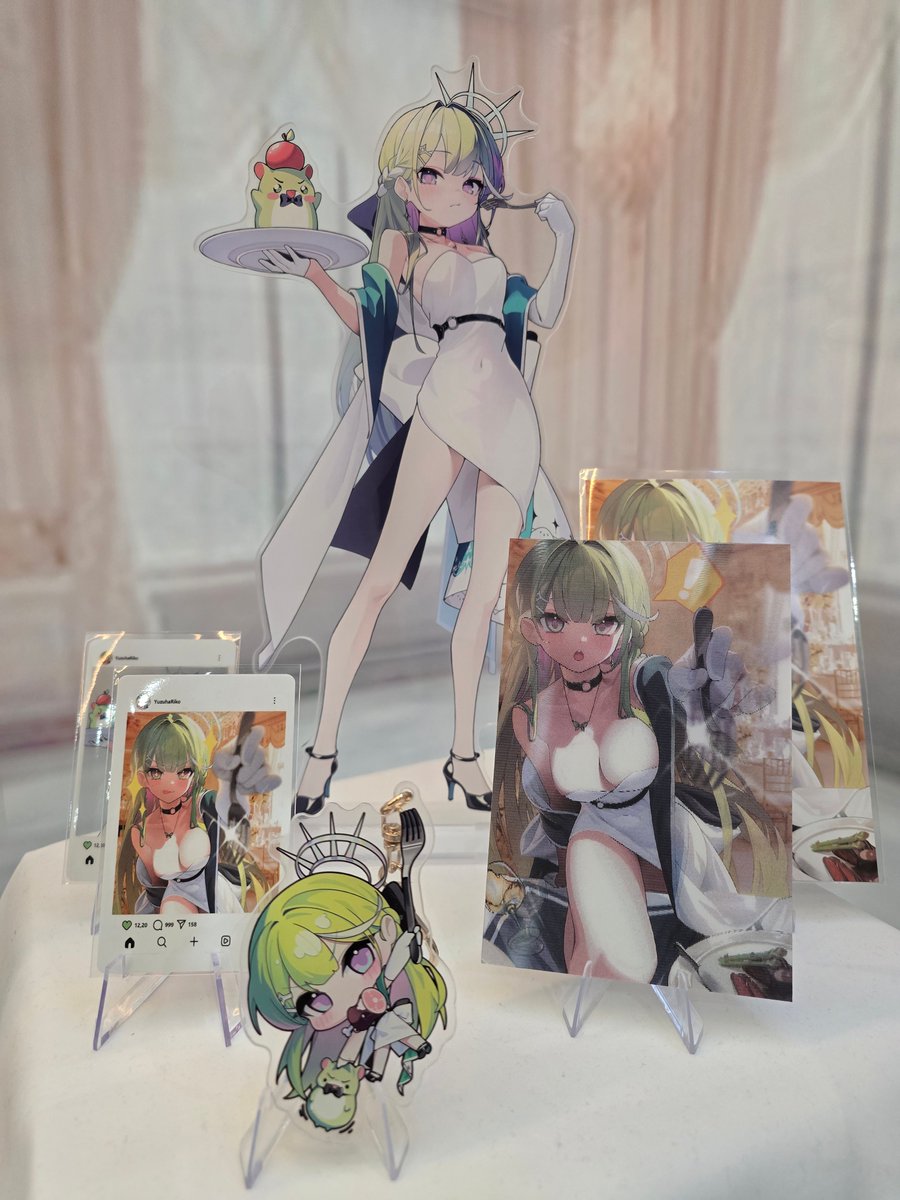 12월 서코! 올해의 마지막 행사를 정말 잘 마무리한 것 같습니다.
우연한 계기로 그리게 된 부키 그림을 시작으로, 정말로 그림을 처음 시작했을 때의 목표였던 서코 부스 참여를 가장 좋아하는 아이돌을 주제로 이루게 되었고,
나름대로 부스도 예쁘게 꾸미고 좋게 봐주시는 분들이 많아서 열심히 한