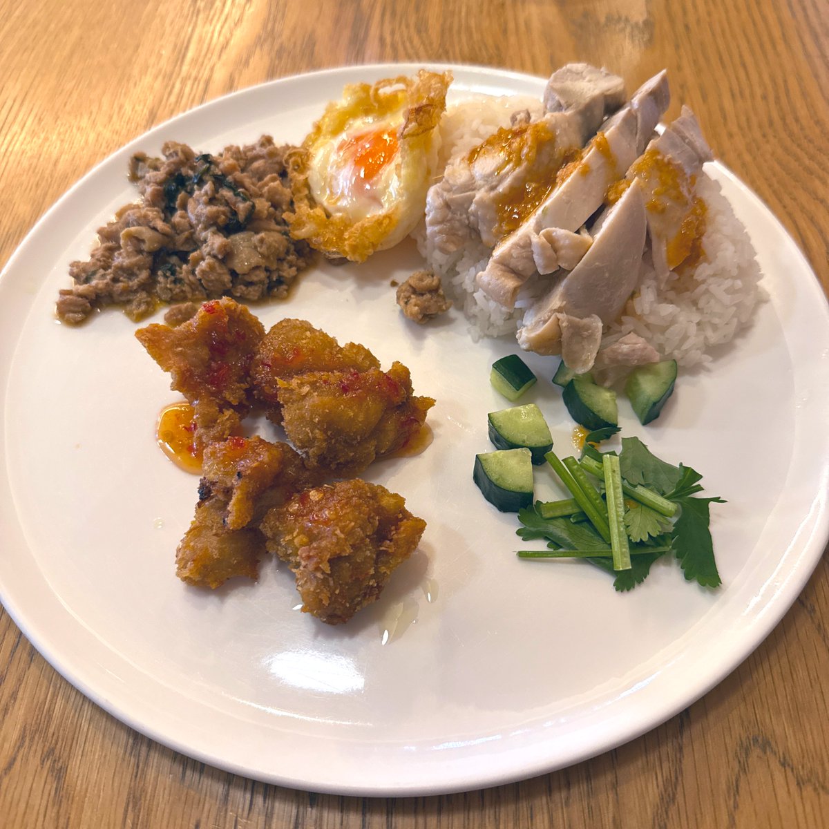 SIN_BIN_13's tweet photo. 選べるストリートフードプレートというやつで、鶏のガパオと茹で鶏のタオチオソースにポップコーンチキンというチョイス。そんなに鶏食ってどうすんだというランチになってしまった。
#ラゾーナ川崎
#MangoTreeCafe https://t.co/evSkY3JhUy