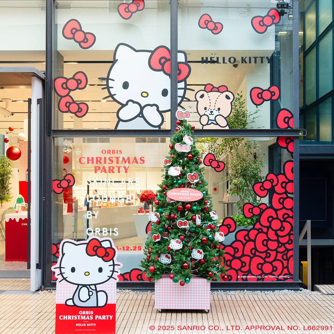 SKINCARE LOUNGE BY ORBIS』の店舗前には大きなクリスマスツリーも飾