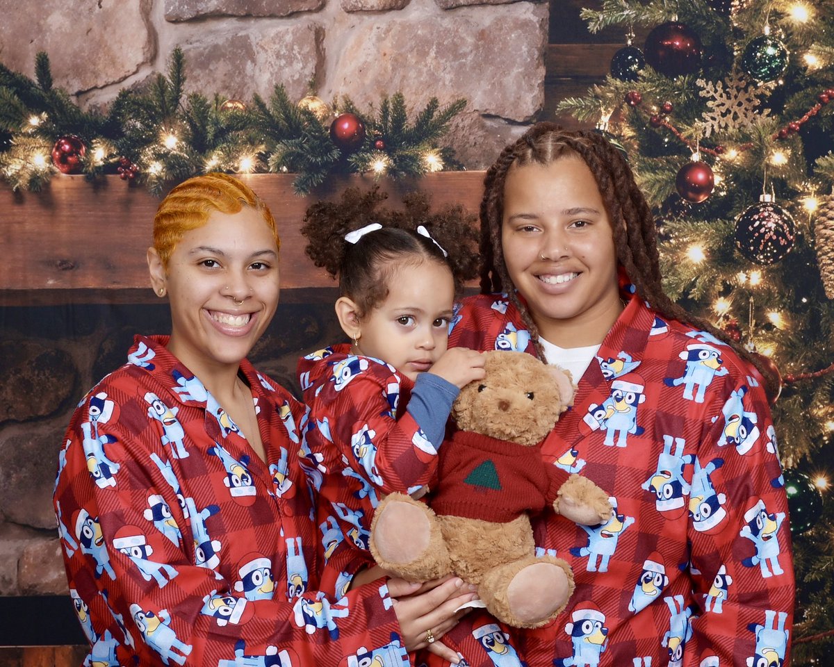 The Elliott family is ready for Christmas 🎄 ❤️