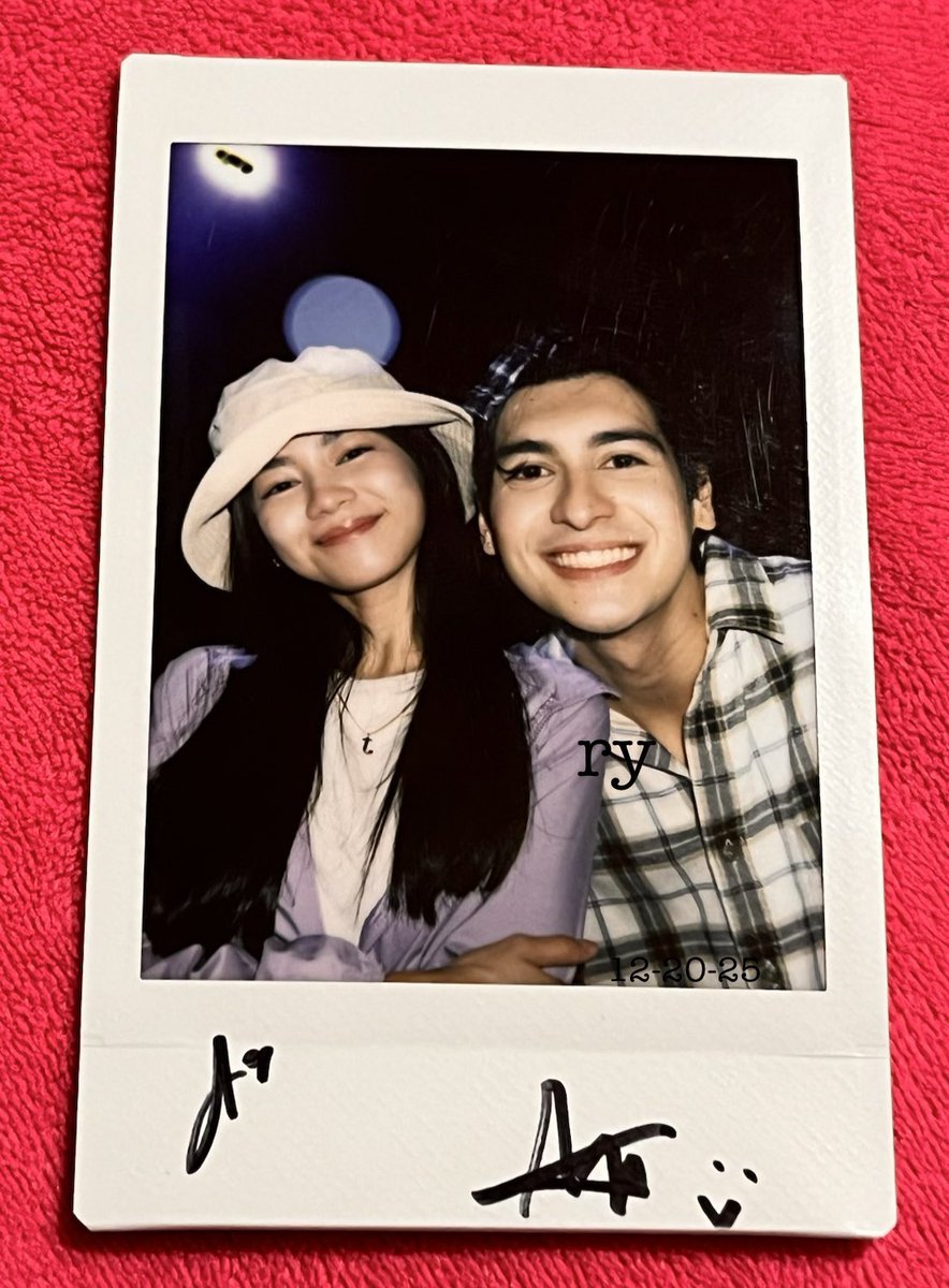 avery4ad's tweet image. marami pa ba kayong tinatago na polariod dyan? ilabas nyo na lahat 😭