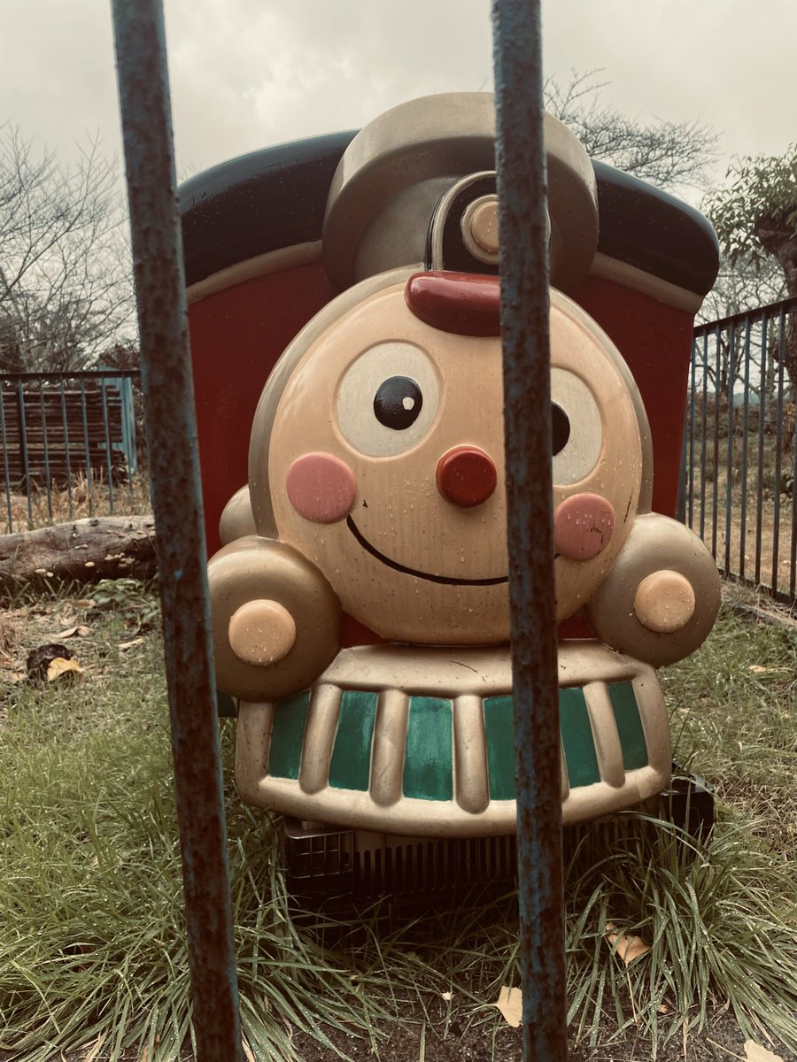 0219Ds's tweet photo. 檻に入れられた機関車
シュール過ぎるだろ😨 https://t.co/Ay5W2af97v