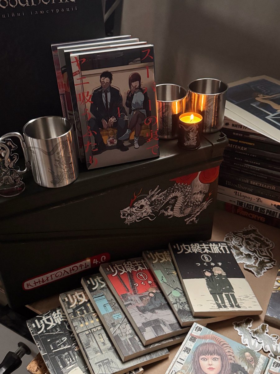 malopus_comics's tweet image. Гора крутезних призів для донатерів 🔥

Збір «Книголюті 4.0» триває, а ми досі не показали вам цю величезну купу призів. Виправляємось! Усе це ми розіграємо після завершення збору, тож краще не зволікайте 🫡

Серед призів — чимало ексклюзивних видань «Мальопуса», яких уже не…