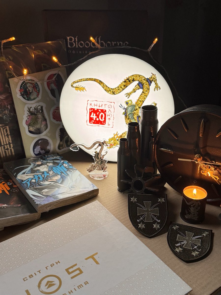 malopus_comics's tweet image. Гора крутезних призів для донатерів 🔥

Збір «Книголюті 4.0» триває, а ми досі не показали вам цю величезну купу призів. Виправляємось! Усе це ми розіграємо після завершення збору, тож краще не зволікайте 🫡

Серед призів — чимало ексклюзивних видань «Мальопуса», яких уже не…