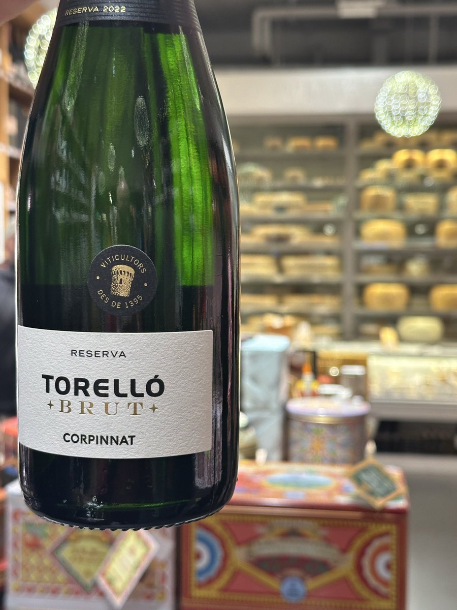 _juanjo82_'s tweet photo. 🏰 Torelló
🍷 Brut Reserva 2022
🗺 #corpinnat
🍇 #xarello #macabeu #parellada
🎯 Fresco y elegante, con notas de almendra, hierbas mediterráneas y fruta madura, recuerdos de brioche y levaduras. En boca es vivo, equilibrado y seco, con buena estructura y final limpio. https://t.co/DL7RQPm9bJ