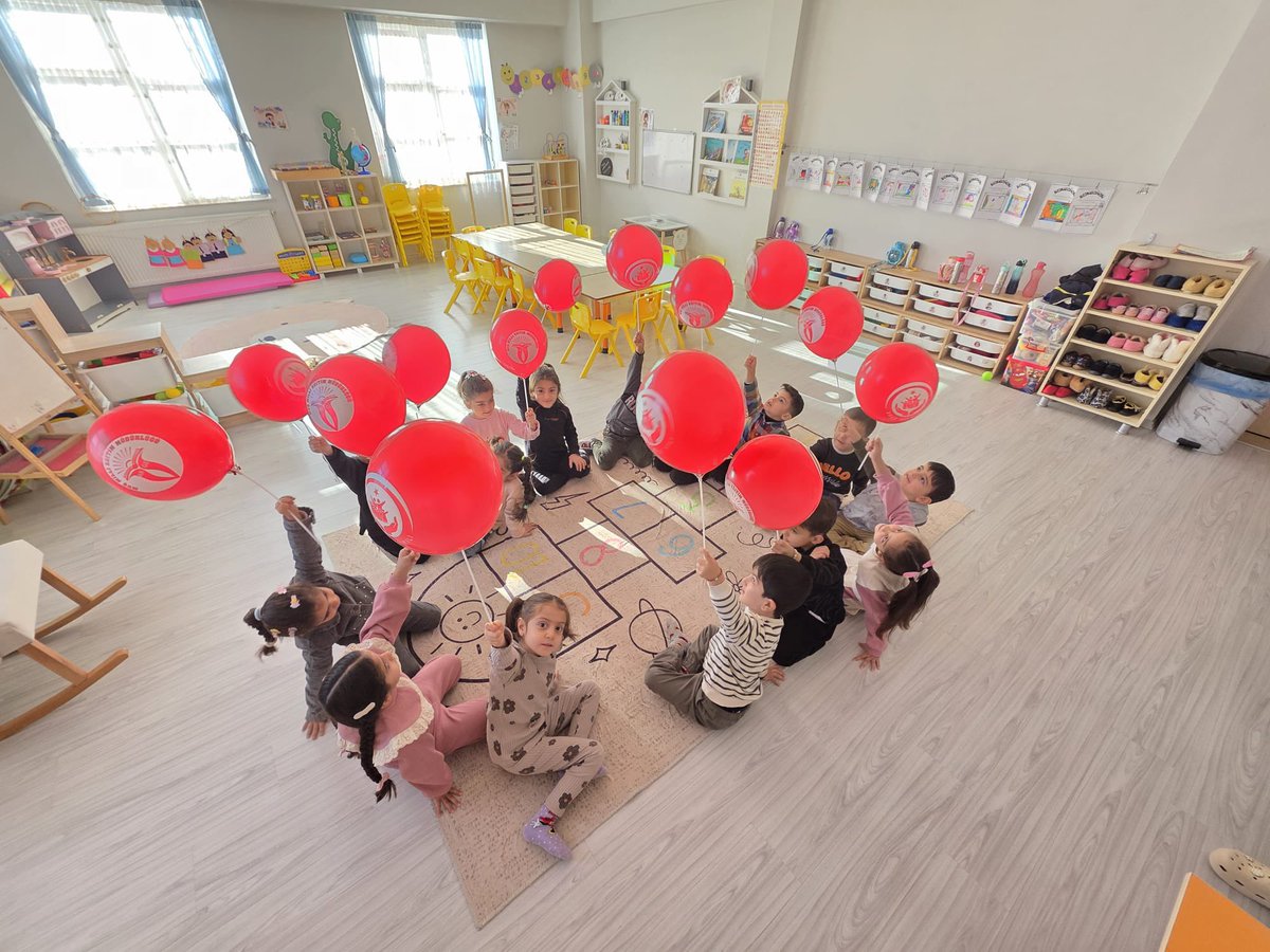 Gökkuşağı Anaokulunda, Vaize Hümeyra KAYA tarafından velilerimize yönelik “Ailede Değerler Eğitimi – Ailenin Kutsallığı” konulu bir eğitim programı gerçekleştirildi. Eğitimde, aile yapısının önemi, değerlerin kuşaktan kuşağa aktarılması ve sağlıklı aile içi iletişim konularına