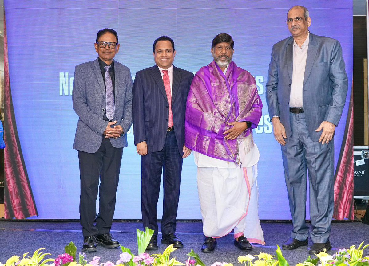 Bhatti_Mallu's tweet image. విజయ మెడికల్ సెంటర్ జిల్లాస్థాయి డయాగ్నోస్టిక్ సేవలను ఈ రోజు వర్చువల్‌గా ప్రారంభించడం జరిగింది. 

తెలంగాణ వ్యాప్తంగా నాణ్యమైన వైద్య సేవలను అందించాలనే లక్ష్యంతో ప్రజా ప్రభుత్వం పనిచేస్తుంది. 

ప్రజల ఆరోగ్యం, విద్య, ఉపాధి వంటి అంశాల పరిష్కారమే ప్రజా ప్రభుత్వ అసలైన ఎజెండా.…