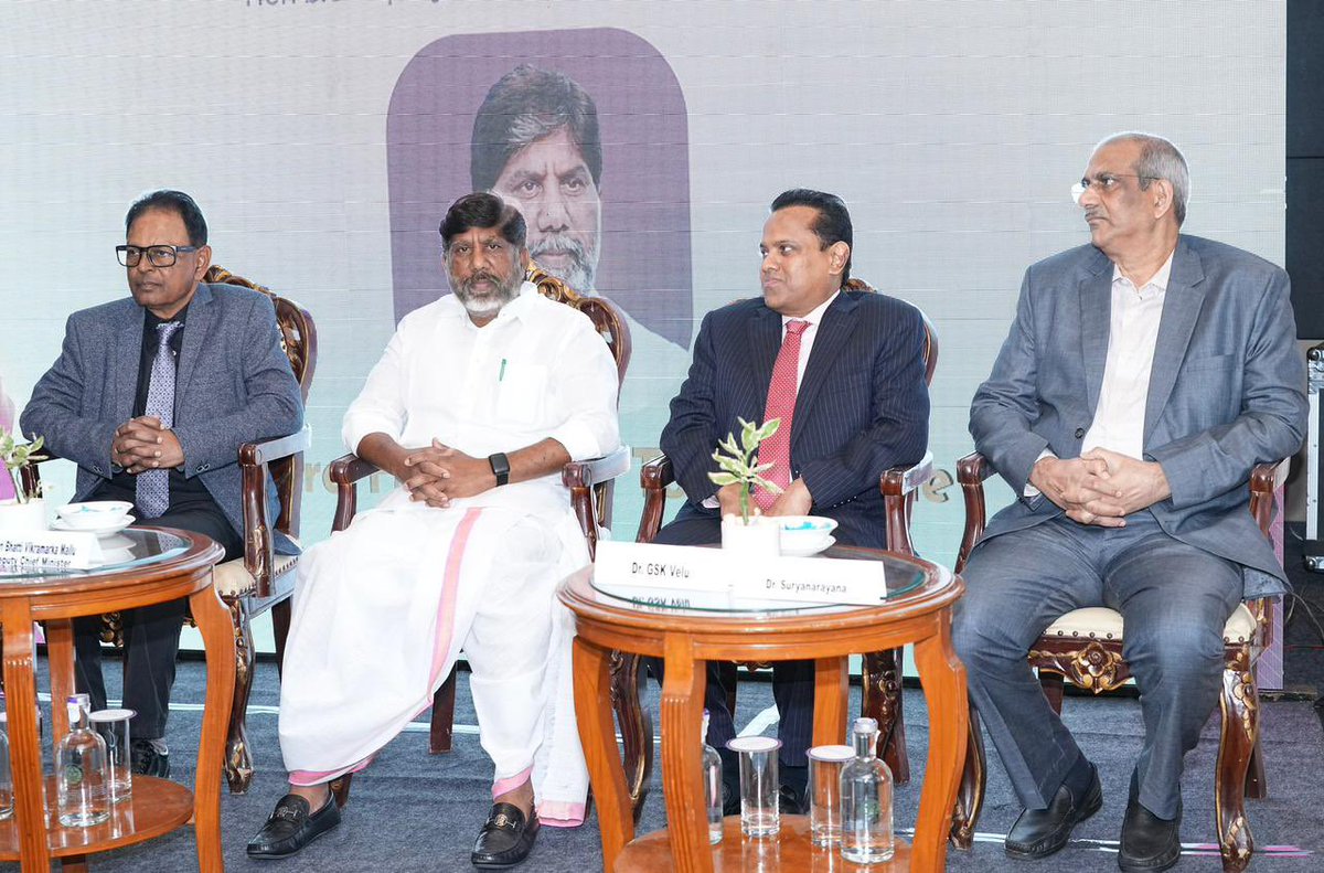 Bhatti_Mallu's tweet image. విజయ మెడికల్ సెంటర్ జిల్లాస్థాయి డయాగ్నోస్టిక్ సేవలను ఈ రోజు వర్చువల్‌గా ప్రారంభించడం జరిగింది. 

తెలంగాణ వ్యాప్తంగా నాణ్యమైన వైద్య సేవలను అందించాలనే లక్ష్యంతో ప్రజా ప్రభుత్వం పనిచేస్తుంది. 

ప్రజల ఆరోగ్యం, విద్య, ఉపాధి వంటి అంశాల పరిష్కారమే ప్రజా ప్రభుత్వ అసలైన ఎజెండా.…