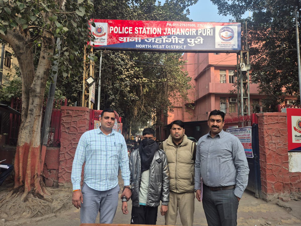 डीसीपी <a href="/BhishamSinghIPS/">Bhisham Singh</a> के 🚔 थाना जहांगीरपुरी पुलिस की शानदार और त्वरित कार्रवाई 🚔
थाना जहांगीरपुरी पुलिस टीम ने एक बार फिर अपनी सतर्कता, पेशेवर दक्षता और मजबूत कानून-व्यवस्था प्रतिबद्धता का परिचय देते हुए लूट की गंभीर वारदात का सफलतापूर्वक खुलासा किया। महज़ कुछ ही समय में घटना