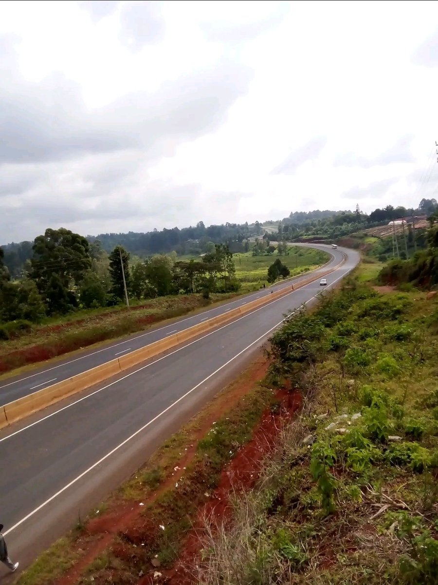 John63681549's tweet photo. An idle dual carriage in mt.kenya,enyewe uhuru alipanga watu wa mrima vilivyo🛣 https://t.co/vbYXlplv2p