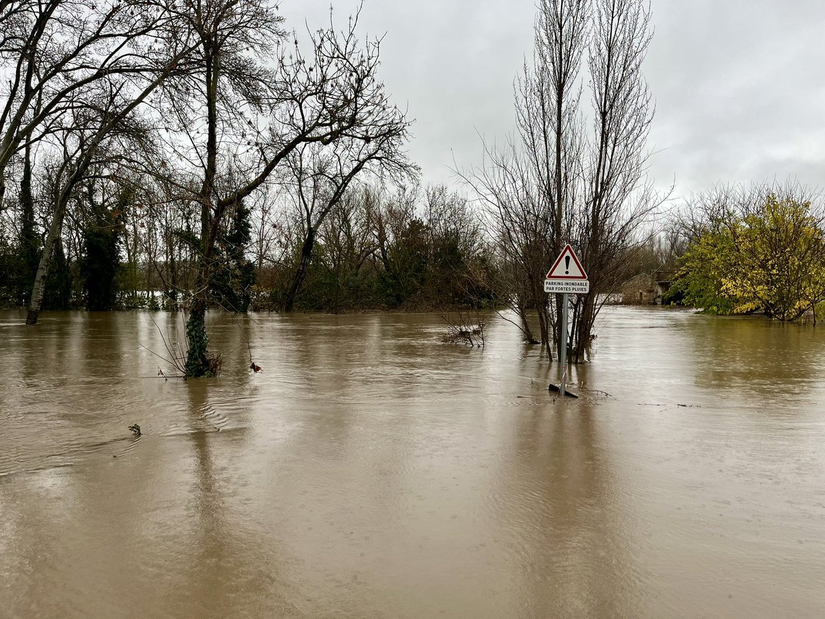 💦 L’Hérault est en crue, les fossés débordent, les vignes et les points bas sont sous l’eau. 

Conditions compliquées depuis ce matin sur la basse vallée de l’Hérault (photos depuis Canet et Belarga).

#inondations #crues #herault #orages #pluie #vigilance