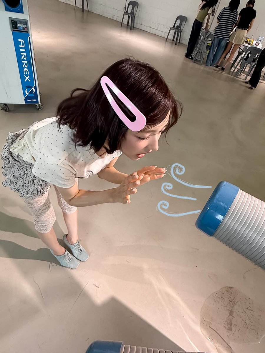 bjiryu's tweet photo. 𝙃𝙖𝙣𝙮𝙖 𝙜𝙖𝙙𝙞𝙨 𝘽𝙪𝙨𝙖𝙣 𝙮𝙖𝙣𝙜 𝙨𝙞𝙗𝙪𝙠 𝙙𝙚𝙣𝙜𝙖𝙣 𝙙𝙪𝙣𝙞𝙖𝙣𝙮𝙖. Pergi sekolah dan latihan Taekwondo. . .
Siapa sangka hari saat kakinya melangkah pulang sehabis latihan taekwondo itu, jadi awal kisahnya menjadi bagian dari KiiiKiii❣️ https://t.co/LepjUlScig