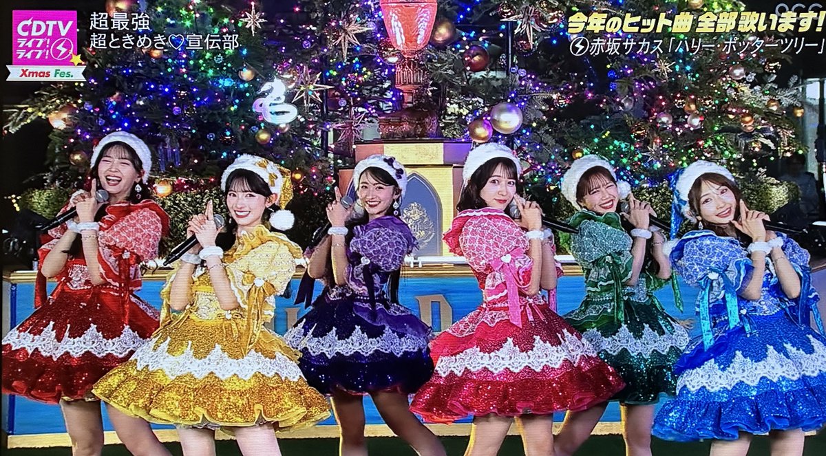 クリスマスツリーをバックにロックオーン！！