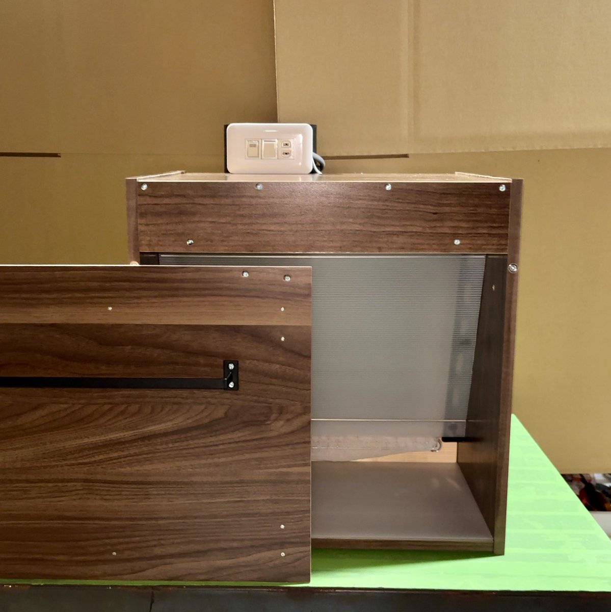 ご注文頂いたハイエンドモデルの背面設置型塗装ブースを発送してきまし