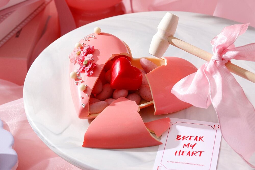ザ ストリングス 表参道26年バレンタイン、“ハンマーで割る”ハート型