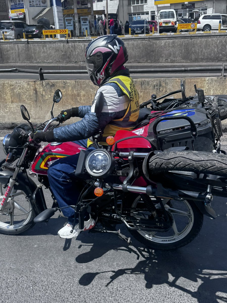 Dreymwangi's tweet image. Nimeona Spiro imebebwa na nduthi ya petrol

These jokes right themselves 😭😭😭