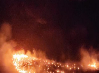 COENPeru's tweet photo. Un #IncendioForestal se registró el 21/12 en los distritos de #Chivay y #Tuti, provincia Caylloma (Arequipa). Autoridad edil de Tuti realiza la evaluación de daños. No se reportan daños a la vida y salud de las personas. Fuego daña cobertura natural y se encuentra activo. https://t.co/cHr51gBkHV