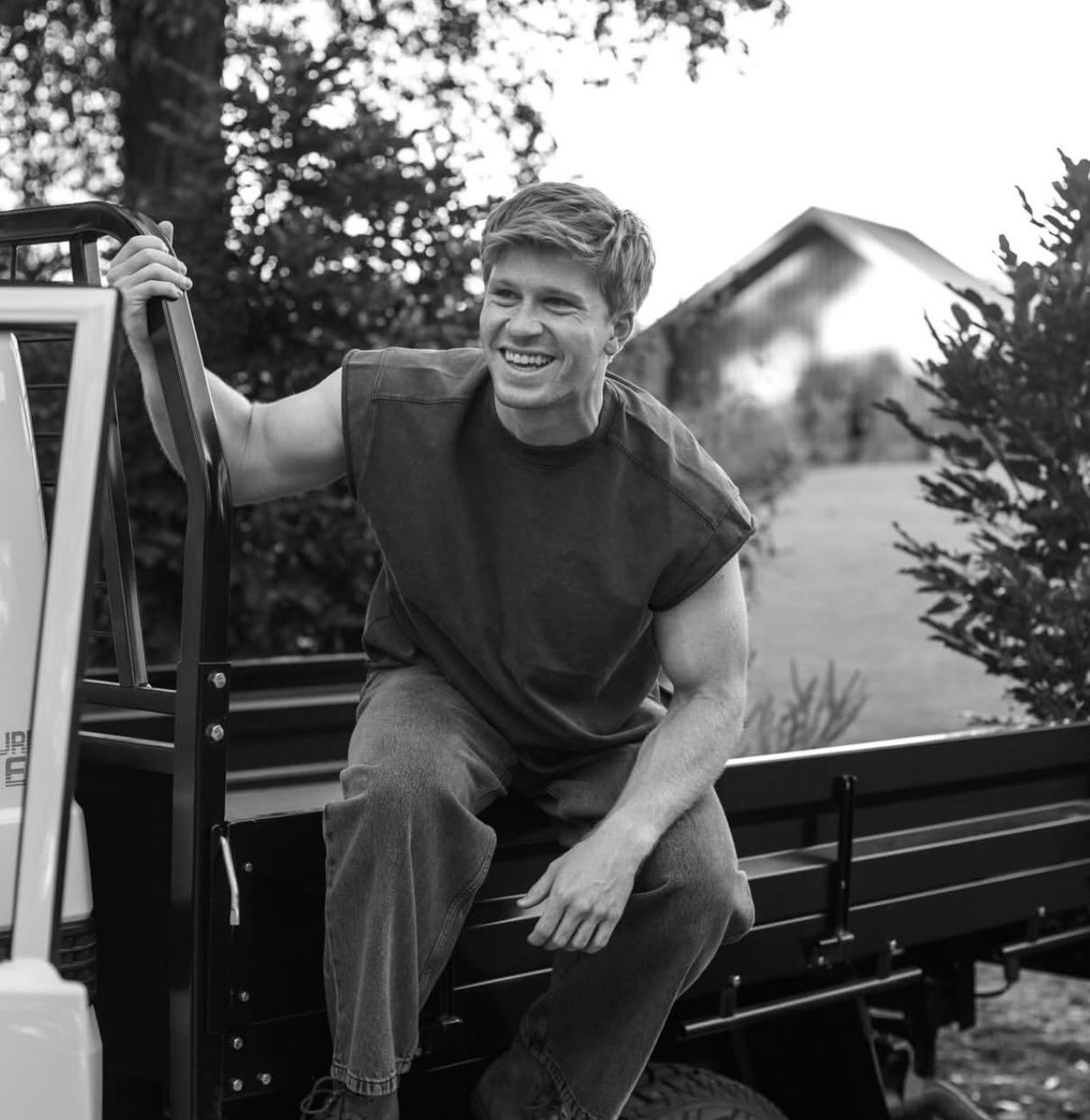 RobertIrwin's tweet image. Back to work.