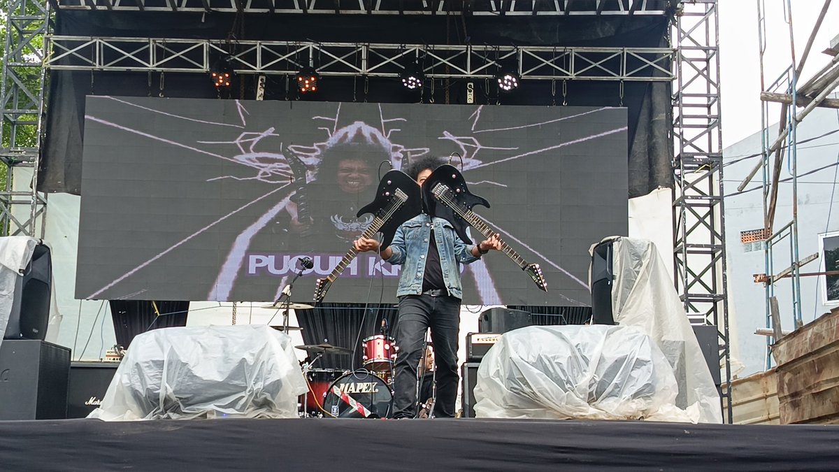 #puguhkribo twin guitars left right