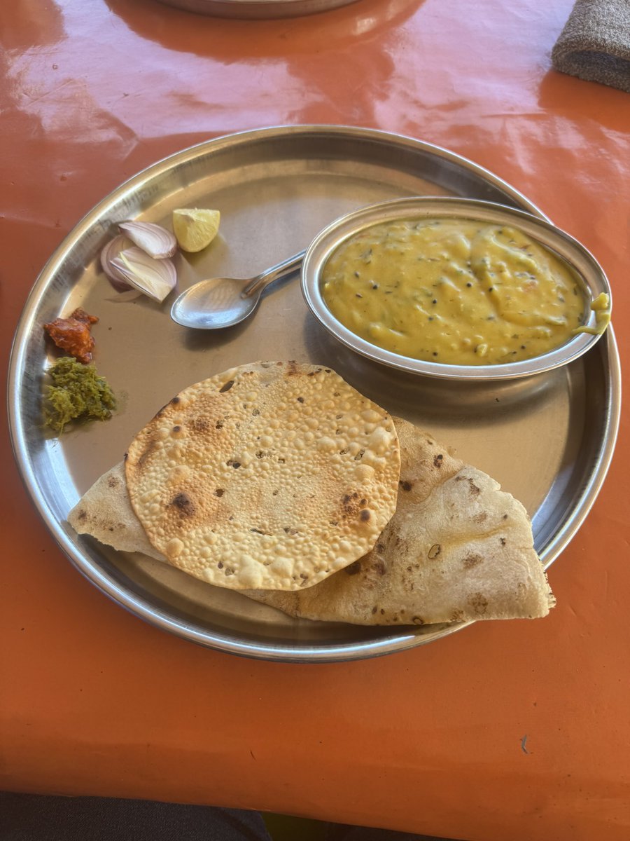 amarbarwe's tweet image. During our Panchgani – Mahabaleshwar – Pratapgad 🚴‍♂️ ride, we stopped for lunch.
No menu cards, no fancy plating. Just ask,मावशी जेवायला काय मिळेल? And you are presented with a simple menu, but one of the finest and best with abundant love. 
#maharashtra #simpleliving #simplefood