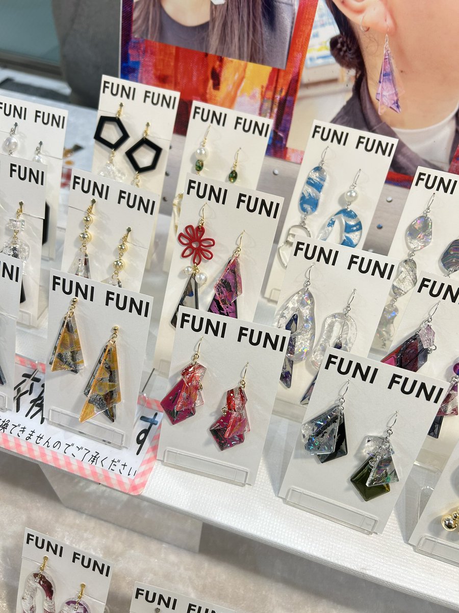 funifunihandma3's tweet image. 本日も京都 洛北阪急スクエア地下1階センタースクエアでのクリスマスマルシェ出展にご来場の皆様ありがとうございました✨

お客様スナップもありがとうございます🙌
お写真は順次掲載させていただきます🙇

※開催時間10:00〜18:00
#FUNIFUNIアクセサリー #洛北阪急スクエア