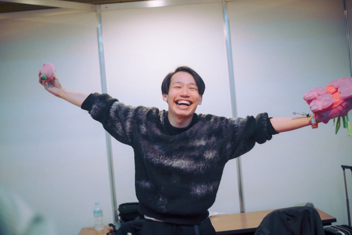 メリロからステージ用のスニーカー変えたかったから、3年振りの新しい靴をピーチボーイ仕様にカスタマイズした！