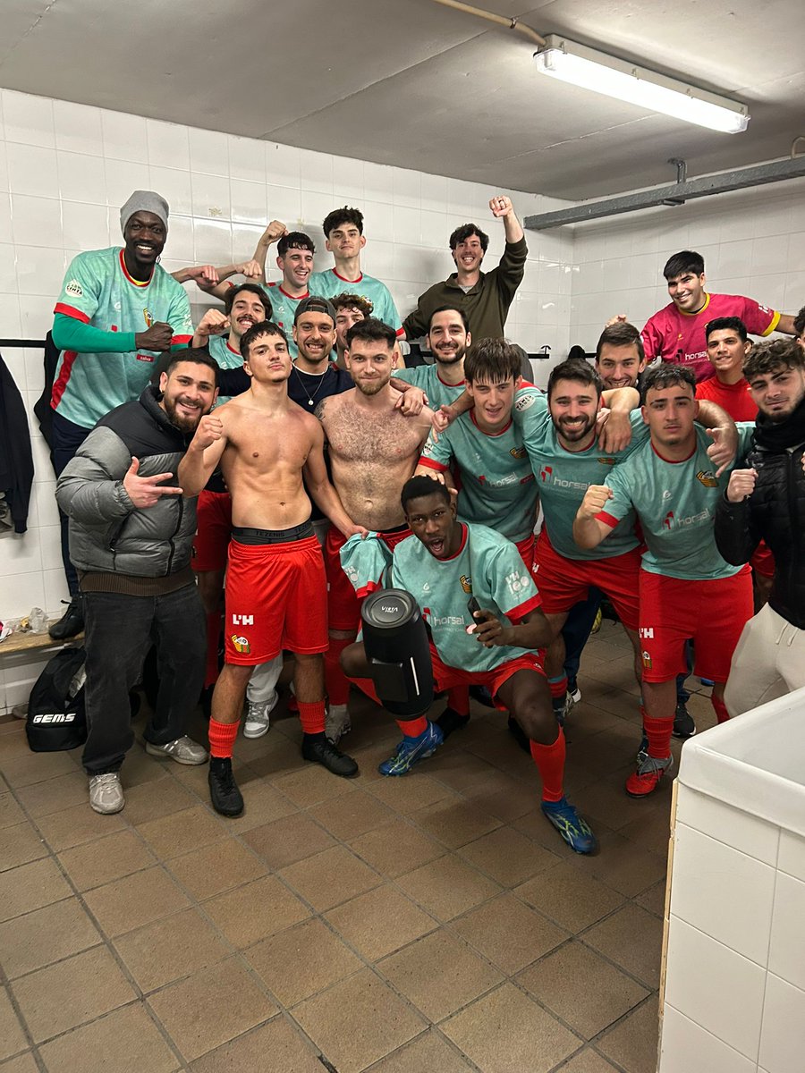 udgornal's tweet photo. ¡Victoria, pizzas y celebración con nuestro primer equipo! 🍕🏆
Cerramos el año como nos gusta: juntos, celebrando y con la mejor energía.
¡Felices fiestas! 🎉✨
Fem Gornal ❤️💚
#orgulldebarri #somhigornal https://t.co/cDZFx98BSc